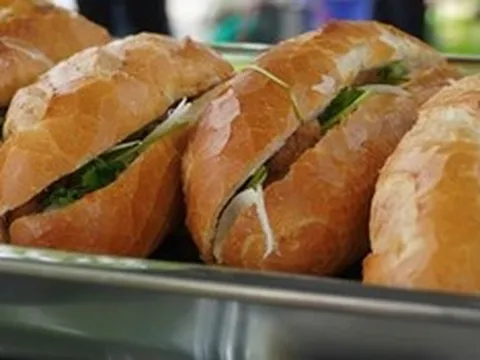 61 người nhập viện nghi ngộ độc thực phẩm sau khi ăn bánh mì