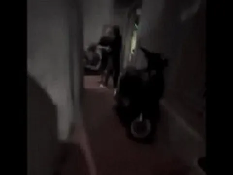 Hoàn cảnh khó khăn của người phụ nữ bế con nhỏ bị hàng xóm hành hung ở Hà Nội