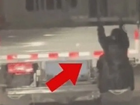 Vợ bám vào sau xe tải để bắt quả tang chồng ngoại tình và cái kết