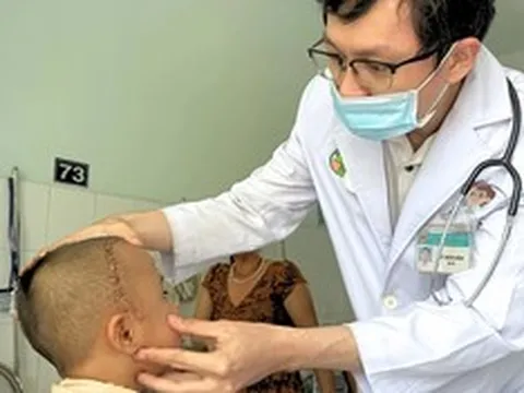 Bé 4 tuổi sưng mắt, báo sĩ sốc khi phát hiện bí mật bên trong