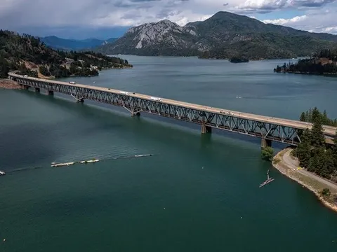 Bé trai 5 tuổi nhảy xuống hồ bơi khi cha mẹ chưa kịp phản ứng, bi kịch xảy ra sau đó