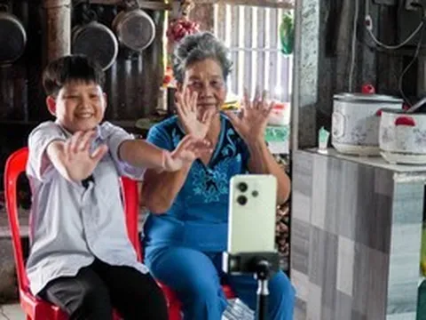 Chàng trai tí hon và lời hứa với bà nội: "Con sẽ đậu đại học, con làm được!"