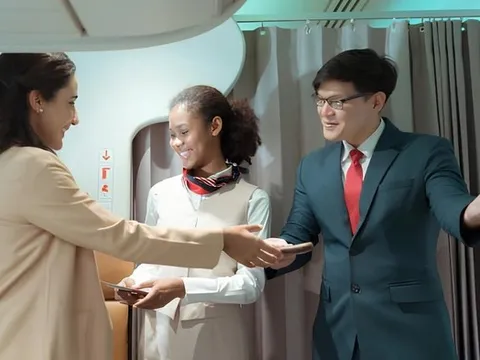 Đằng sau hành động cúi chào của tiếp viên ở cửa máy bay, nhiều người không biết