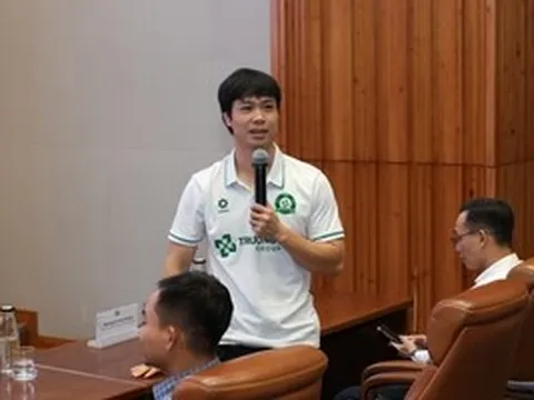 Cầu thủ Công Phượng "tiếp lửa" cho bóng hồng sân cỏ ở ĐH Kinh tế TPHCM