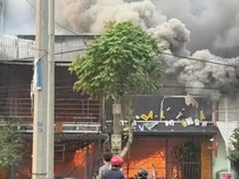 Nhà hàng cháy lớn, lửa lan sang 3 ngôi nhà bên cạnh