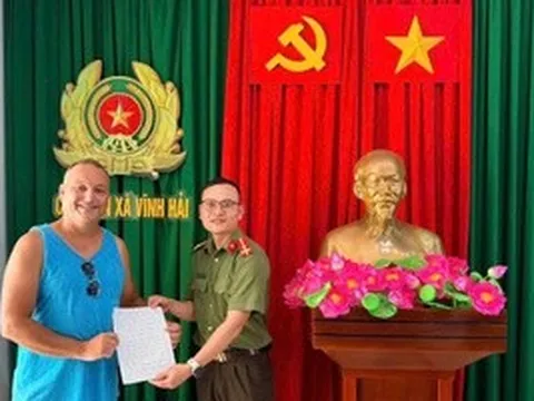 Vì một chiếc ví, du khách Canada quay lại Khánh Hòa làm điều bất ngờ