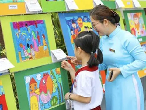 Bất ngờ với triển lãm về hai thế giới đối lập