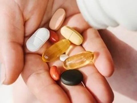 Nguy cơ suy gan từ việc dùng thực phẩm chức năng kéo dài