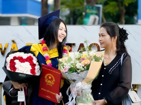 Khoảnh khắc tốt nghiệp: Người được gia đình kề bên, người lặng lẽ tự mình đón nhận