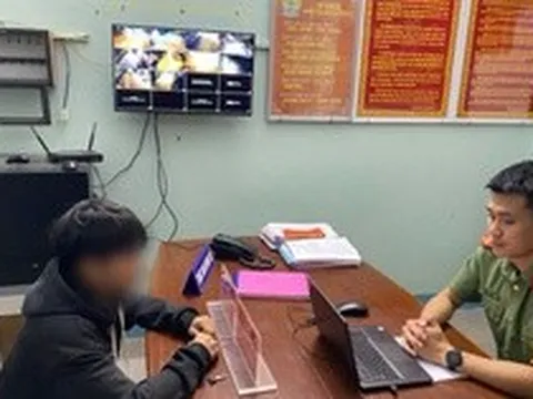 Thấy cháu trai liên tục chuyển 2.500.000 đồng cho người tên "Quân", bà nội lập tức đưa nam sinh SN 2009 đến công an