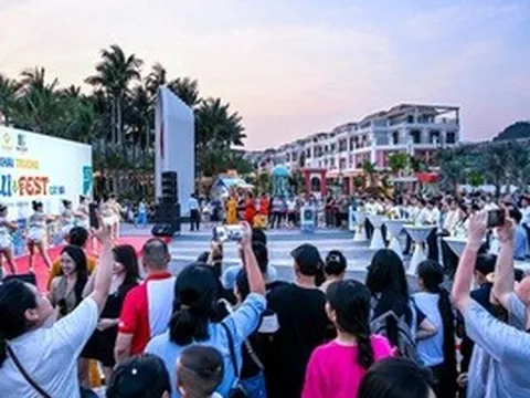 Khai trương tổ hợp giải trí ẩm thực bên bờ di sản