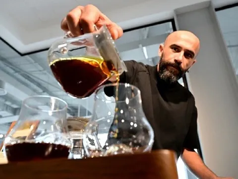 Ly cà phê đắt nhất thế giới 25 triệu đồng có gì đặc biệt?