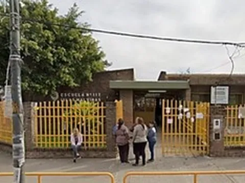 Giẫm phải dây giày, bé gái tử vong khi đập đầu vào ghế đá