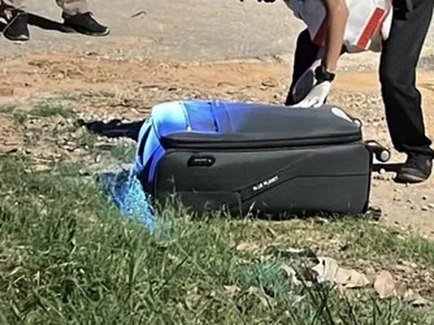 Phát hiện chiếc vali bí ẩn bên đường, mở ra thấy cảnh tượng "nổi da gà"