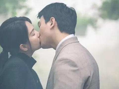 Ngọc Trinh "yêu đương" Lê Xuân Tiền, hôn nhau nồng nàn