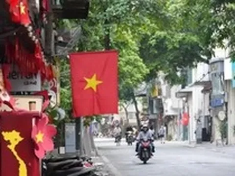 Thủ đô ngày 1/5: Phố phường thênh thang, Hà Nội yên bình hiếm thấy