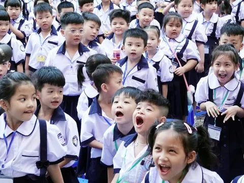Mỗi mùa khai giảng bớt một nỗi lo: Sách giáo khoa giảm giá sâu, học sinh sắp được dùng miễn phí