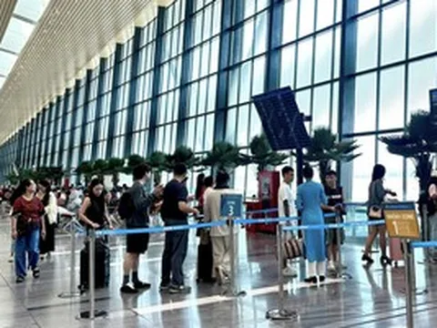 Người dân ùn ùn trở lại TPHCM sau lễ, giá vé máy bay từ Hà Nội vào Nam cao ngang dịp Tết