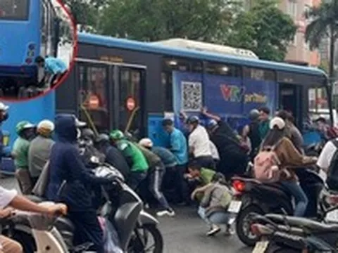 Hà Nội: Hiện trường vụ hàng chục người nâng xe buýt cứu người phụ nữ kẹt dưới gầm xe, tình trạng nạn nhân