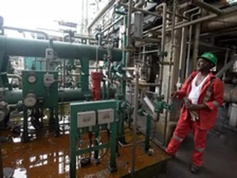 Tiêu tốn 25 tỷ USD, chọn nhà thầu Hàn Quốc và Ý khôi phục 2 nhà máy lọc dầu nhưng đều thất bại, nền kinh tế hơn 240 triệu dân ‘quay xe’ chốt Trung Quốc sau nhiều năm