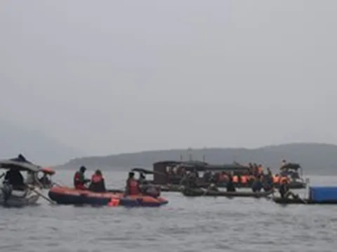 Người đầu tiên phát hiện vụ lật tàu ở hồ Thác Bà: "Tôi thấy 1 người phụ nữ ôm chặt 2 đứa trẻ trong nách"