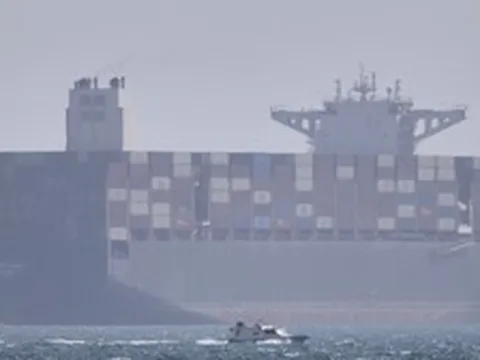 VIDEO: Tên lửa, UAV Iran tấn công tàu Mỹ đi qua eo biển Hormuz