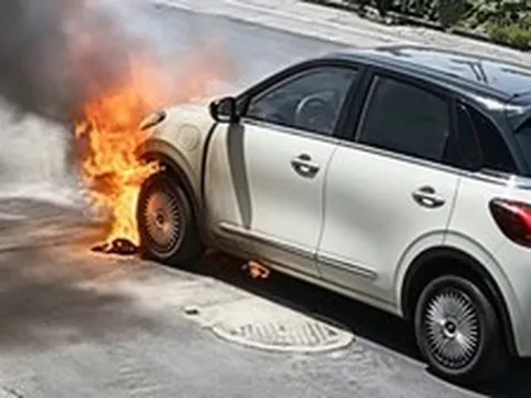Không sạc, không sử dụng, một chiếc xe điện quen mặt của Trung Quốc bất ngờ bốc cháy