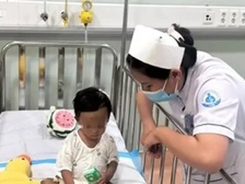 Rơi nước mắt nghe bé trai 2 tuổi bị bạo hành khóc gọi mẹ mỗi đêm
