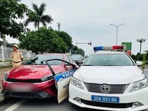 Vi phạm nồng độ cồn, tài xế tông xe bung cánh cửa ô tô chuyên dụng của CSGT