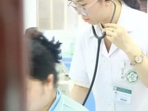 Người mẹ trẻ ôm con ra ban công sau nhiều tuần trầm cảm sau sinh