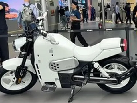 Mẫu xe máy điện chạy tới 500 km mới phải sạc, tích hợp ADAS như ô tô