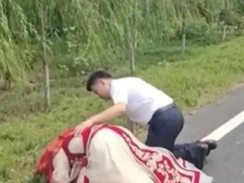 Đang rước dâu, cô dâu bất ngờ xuống xe quỳ lạy bên vệ đường