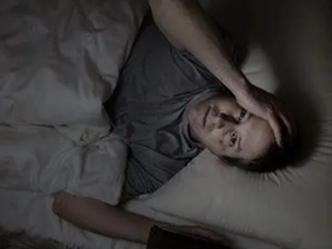 Hầu như ai mất ngủ cũng mắc sai lầm này khiến việc ngủ ngày càng khó khăn