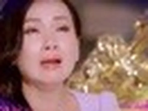 Ca sĩ tỷ phú Hà Phương túc trực ở bệnh viện 2 ngày chăm "mẹ" trước khi bà qua đời