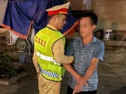 Công an Hà Nội bắt người đàn ông làm chuyện mờ ám trên đường Dương Nội giữa đêm