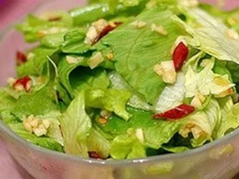 Một phụ nữ 35 tuổi bữa nào cũng ăn xà lách, 6 tháng sau bác sĩ ngạc nhiên: "Cô đã ăn gì vậy?"