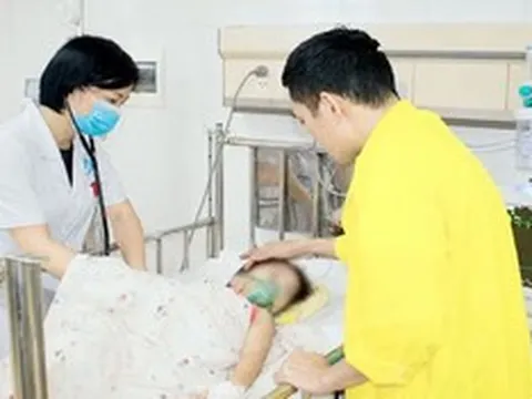 Khoảnh khắc thót tim: Bé 3 tuổi chui cổng sắt, suýt mất mạng