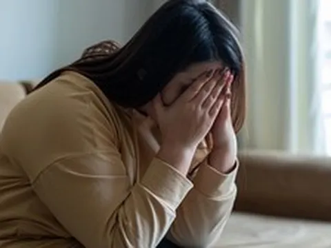 Cô gái 23 tuổi ở TP.HCM bật khóc khi có phản ứng với giang mai: "Người yêu em là PT mà..."