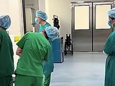 Thấy bác sĩ nép sau cánh cửa phòng mổ, nhiều người tưởng 'trốn việc' và sự thật phía sau