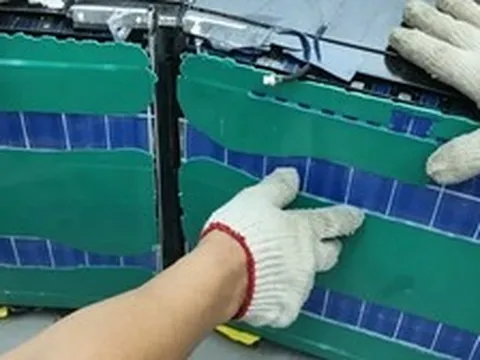 Công nghệ pin 'đỉnh nóc kịch trần' của BYD gây nghi vấn về độ an toàn: Một nhóm người quyết định dùng cưa điện, máy mài đập phá suốt 8 tiếng để tìm câu trả lời