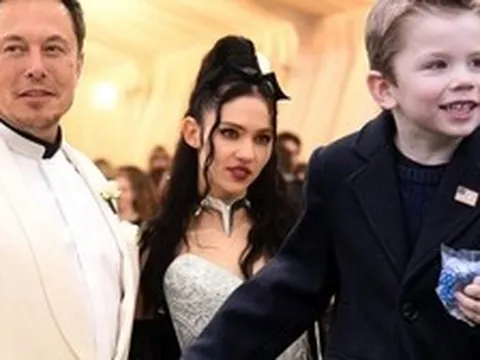 Grimes, người phụ nữ kỳ lạ sinh con cho tỷ phú Elon Musk: Tự phẫu thuật nhãn cầu, đóng thuyền chở gà và làm nhạc về ngày tận thế