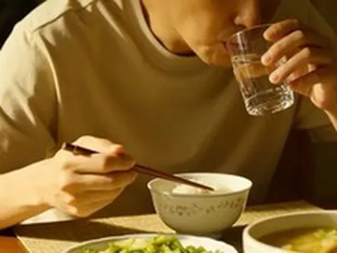 Lời khuyên cho tất cả những ai có thói quen vừa ăn vừa uống