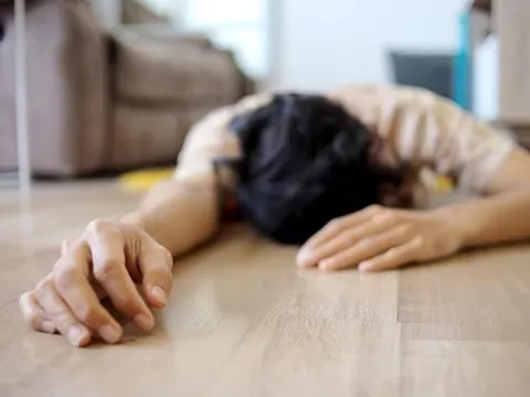 Người phụ nữ 63 tuổi tử vong sau bữa trưa, bác sĩ cảnh báo thói quen "chí mạng" nhiều người vẫn vô tư làm mỗi ngày