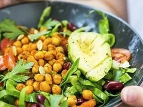 Nghiên cứu mới gây chú ý: Chỉ cần ăn đúng kiểu này, nam giới có thể sống thêm 3 năm, nữ giới thêm 2,3 năm