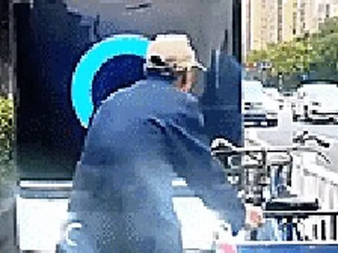 Robot giao hàng trả treo cụ ông... "18 tuổi" ngay trên đường