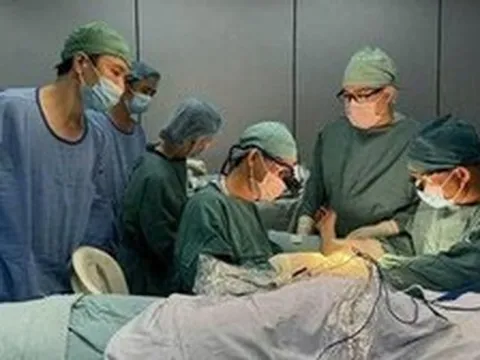 Cấp cứu người đàn ông bị tai nạn giao thông rớt tinh hoàn