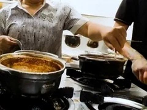 Hệ thống Cơm thố Bách Khoa bị tố kém vệ sinh, chủ cửa hàng dùng chìa khóa xe máy "gẩy" dị vật rơi vào thố sốt