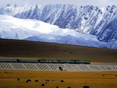 Tuyến đường sắt cao nhất thế giới, chạy ở độ cao trên 4.000 m: Công trình từng bị coi là “không thể xây dựng” vẫn thành công về đích với 9 kỷ lục toàn cầu