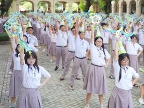 Khoảnh khắc xúc động ngày ra trường của học sinh Trường chuyên Lê Hồng Phong - TPHCM