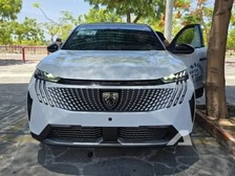 Ảnh thực tế Peugeot 3008 đời mới tại Việt Nam: Dáng coupe sành điệu, màn cong siêu dài, chờ giá để cạnh tranh CX-5, Tucson